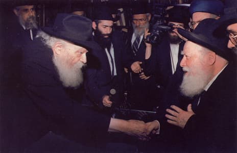 הרבי מליובאוויטש בפגישה עם הרב אברהם שפירא והרב מרדכי אליהו בשנת 1989